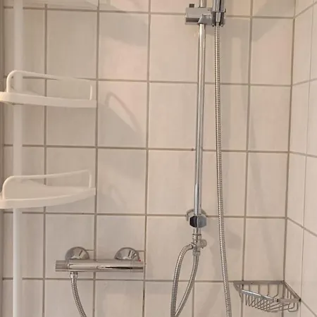 Uebernachtungen 75 M2 Grosser Parkplatz Wlan 1 Stock Im Haus